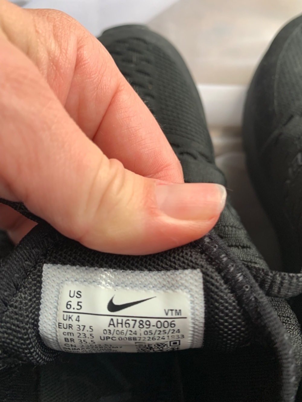 Women’s Nike Air Max 270 - Picture 2 of 4